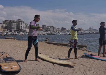 Los surfistas en la Gaza devastada por la guerra encuentran raros momentos de alegría al surfear las olas
