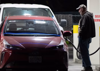 Los votantes de Oregón deciden si aumentar el impuesto a la gasolina mientras la guerra de Irán hace que los precios en el surtidor se disparen