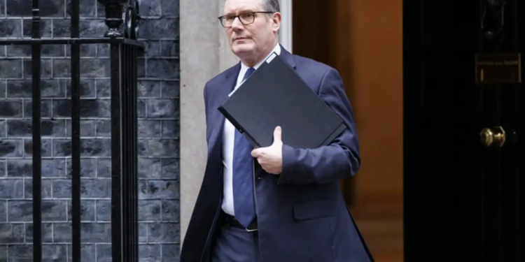 Luego de la enorme derrota en las elecciones, el Partido Laborista exige la renuncia de Keir Starmer