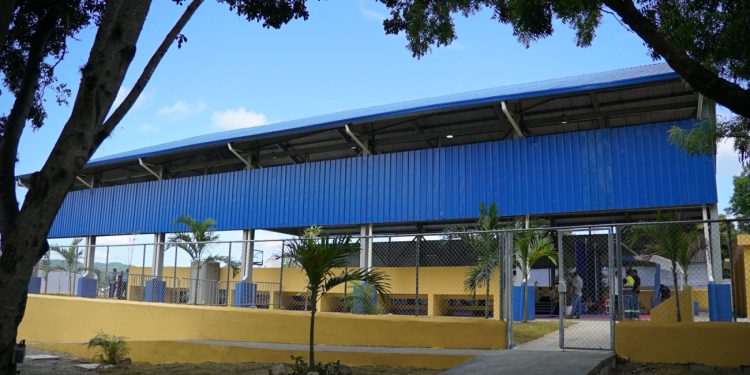 Abinader inaugura techado en Sabana Larga: entre la obra concreta y la narrativa electoral que la rodea Luis Abinader entrega techado deportivo-escolar en Sabana Larga