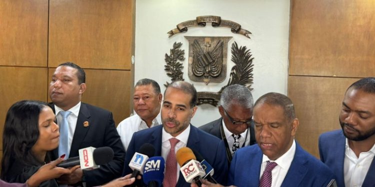 Más de 24 partidos políticos piden a la JCE respetar financiamiento público Más de 24 partidos políticos piden a la JCE respetar financiamiento público