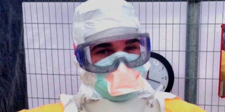 Médico neoyorquino que sobrevivió al ébola dice que teme por los trabajadores sanitarios que tratan el virus