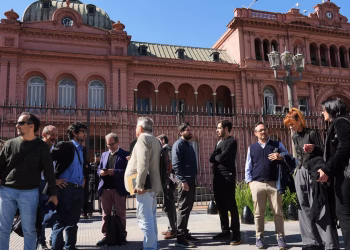 Milei de Argentina restablece el acceso de la prensa a la presidencia después de que una prohibición provocara reacciones violentas