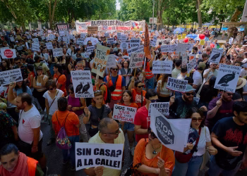 Miles de personas en la capital de España protestan contra el aumento del coste de la vivienda