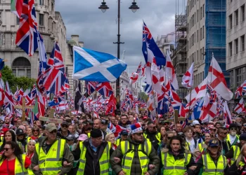 Miles de personas salieron a las calles de Londres para la marcha "Unir el Reino" organizada por el activista de extrema derecha Tommy Robinson.
