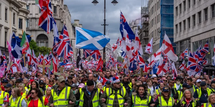 Miles de personas salieron a las calles de Londres para la marcha "Unir el Reino" organizada por el activista de extrema derecha Tommy Robinson.