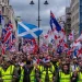 Miles de personas salieron a las calles de Londres para la marcha "Unir el Reino" organizada por el activista de extrema derecha Tommy Robinson.