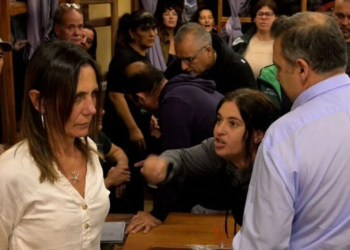 Militantes kirchneristas atacaron a concejales opositores tras rechazar un presupuesto en Villa Gesell