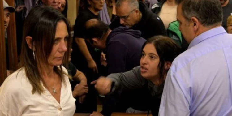 Militantes kirchneristas atacaron a concejales opositores tras rechazar un presupuesto en Villa Gesell