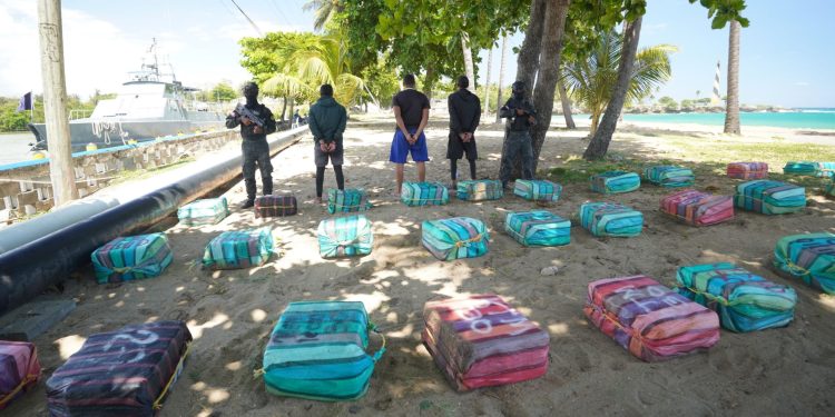 Neutralizan otra narcolancha con 978 paquetes de “cocaína”...