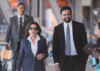 Nueva York gravará las segundas viviendas de lujo en la ciudad de Nueva York, pero no llega a aumentar los impuestos sobre la renta a los ricos