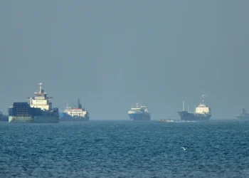 Para evitar el riesgo de minas, la Armada dirige los barcos hacia un camino más alejado de Irán en el Estrecho de Ormuz