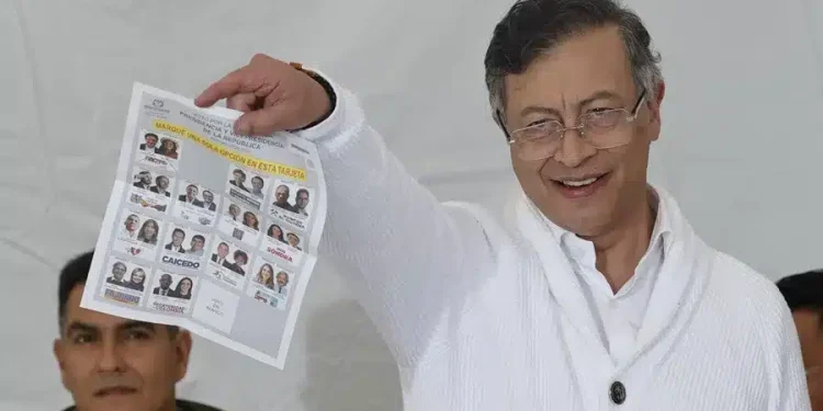 Petro vota en las elecciones en las que se escogerá a su sucesor para el periodo 2026-2030
