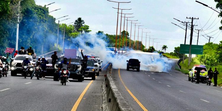 Policía Nacional arremete con bombas lacrimógenas contra marcha en respaldo a planta de residuos sólidos en La Cuaba