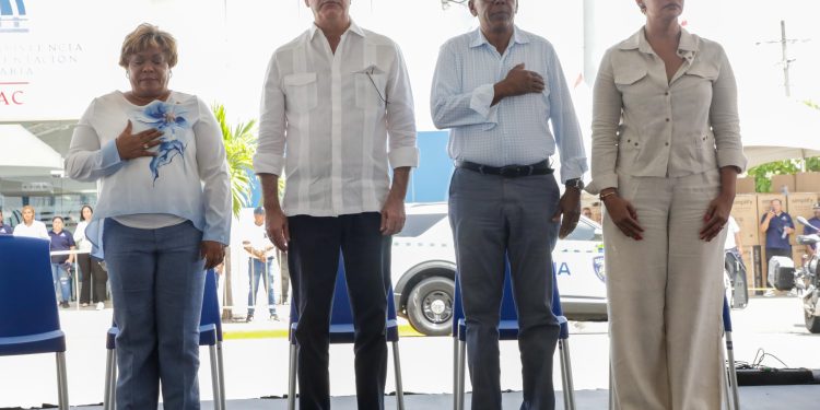 Presidente Abinader destaca sacrificio y fortaleza de las madres dominicanas durante jornada nacional “Madres que Sostienen”