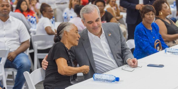 Presidente Abinader inicia entrega del Bono Madre 2026 que beneficiará a más de un millón de madres dominicanas