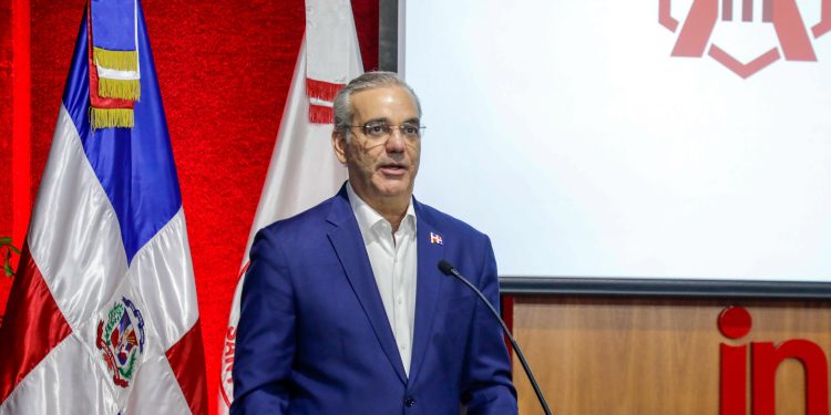 Presidente Luis Abinader aboga por un equilibrio entre eficiencia económica y justicia social durante encuentro en INTEC