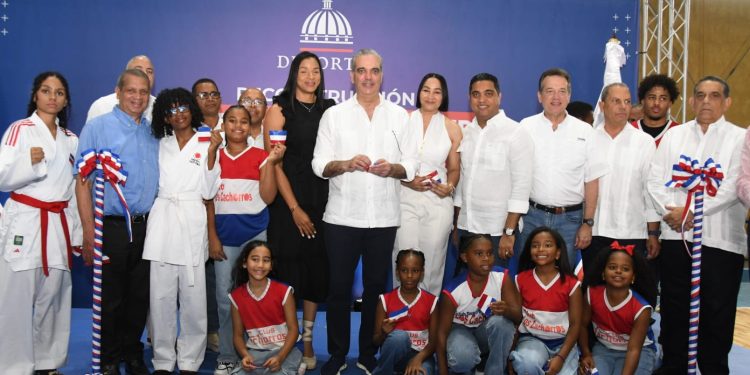 Presidente Luis Abinader entrega remodelado Club Los Cachorros de Cristo Rey con inversión de RD$54 millones