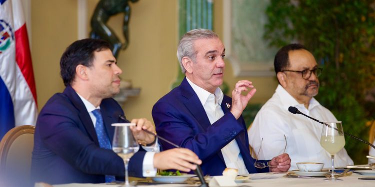Presidente Luis Abinader reafirma respaldo a la clase artística y escucha propuestas del sector cultural