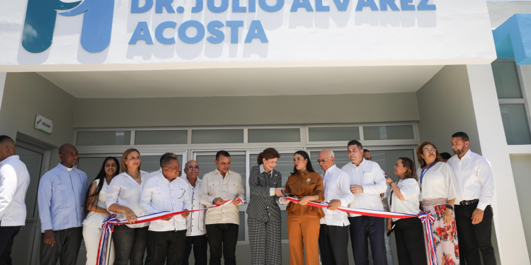 Raquel Peña y director del SNS entregan renovado hospital municipal de Castañuelas