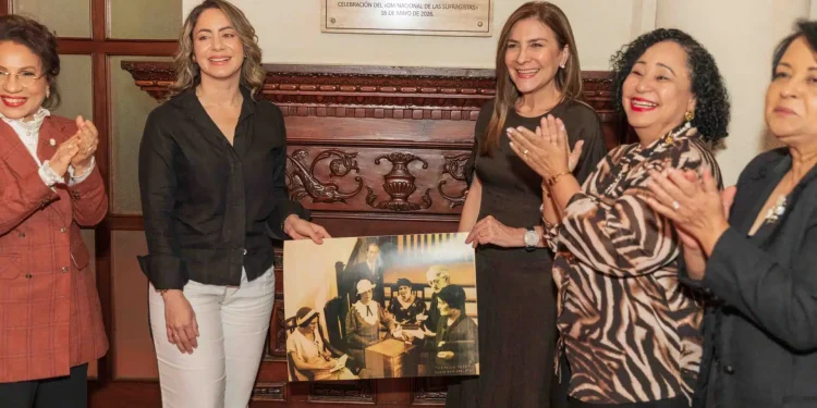 Reconocen Palacio Consistorial por voto femenino en RD