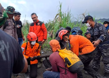 Recuperados cuerpos del volcán indonesio después de que la erupción matara a 3 excursionistas