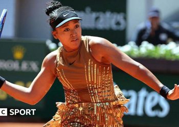 Resultados del Abierto de Francia 2026: Naomi Osaka brilla con el traje dorado de la 'Torre Eiffel' en la victoria de primera ronda