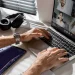 Stanford reveló el verdadero culpable del milagro de productividad en EE.UU.: no es la IA sino el teletrabajo