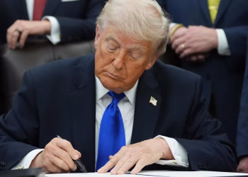 Trump dice que impondrá aranceles del 25% a los automóviles de la UE y acusa al bloque de no cumplir el acuerdo comercial