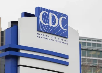 Trump firma una orden que ordena a los CDC alinearse con una evaluación que pide menos vacunas infantiles