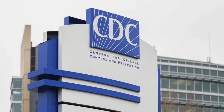 Trump firma una orden que ordena a los CDC alinearse con una evaluación que pide menos vacunas infantiles
