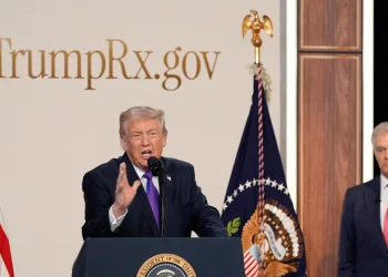 Trump prometió medicamentos más baratos. Algunos precios bajaron. Muchos otros se dispararon.