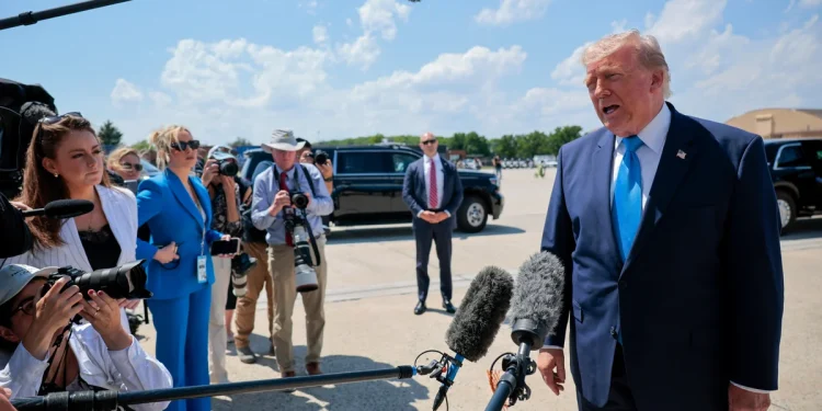 Trump, que afirmó que "no estuvo involucrado" en la creación del fondo "antiarmamentismo", ahora dice que lo permitió