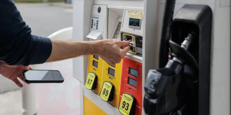 Trump quiere suspender el impuesto federal a la gasolina. ¿Cuánto ayudaría eso a los conductores?