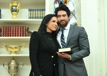 Tulsi Gabbard dimite como directora de inteligencia nacional, citando el diagnóstico de cáncer de su marido