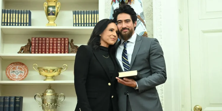 Tulsi Gabbard dimite como directora de inteligencia nacional, citando el diagnóstico de cáncer de su marido