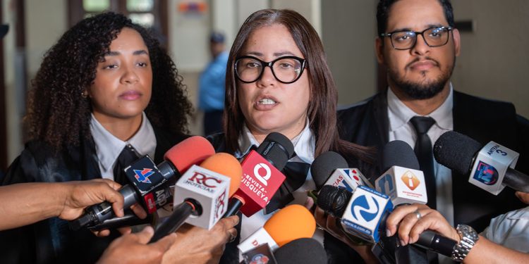 Un año de prisión preventiva a 10 que estafó con más de RD$305 millones a entidad financiera