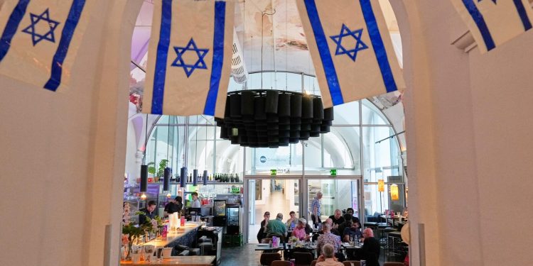 Un café de Viena ofrece una bienvenida a los seguidores de Israel mientras aumentan las tensiones en el Festival de la Canción de Eurovisión. Un café de Viena ofrece una bienvenida a los seguidores de Israel mientras aumentan las tensiones en el Festival de la Canción de Eurovisión.