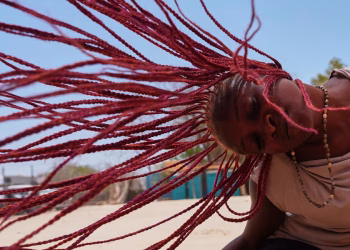Un pueblo de Senegal bañado por el sol estalla de color en uno de los festivales más importantes de África