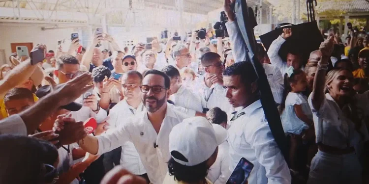 Voto, cámara y acción: 'El Tigre' De la Espriella llega a las urnas