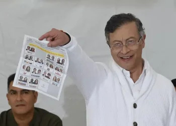 Zapatillas y de blanco absoluto: el lenguaje no verbal de Petro