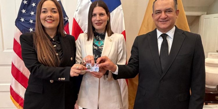 ega primera nueva cédula en el exterior a embajadora de RD...