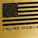 ¿Sabe Trump Mobile cuántas franjas tiene la bandera estadounidense?