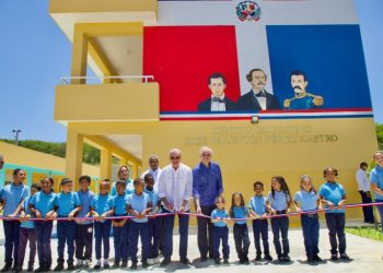 Abinader inaugura carretera y escuela