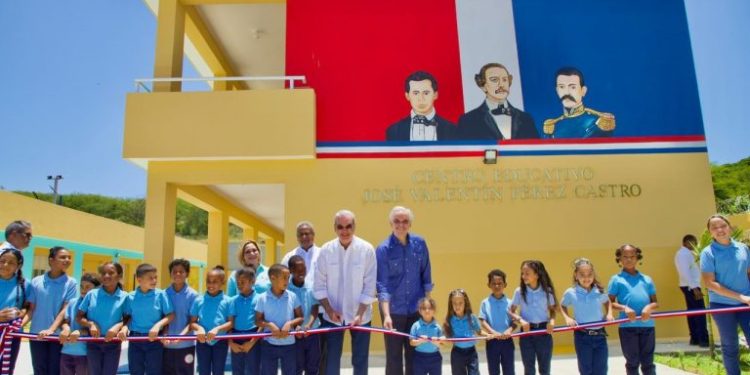 Abinader inaugura carretera y escuela