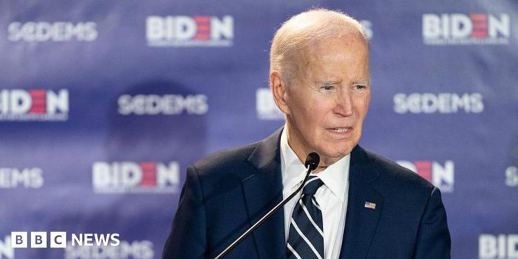 Biden critica los "proyectos de vanidad" de Trump y lo llama "perdedor" en un evento de recaudación de fondos