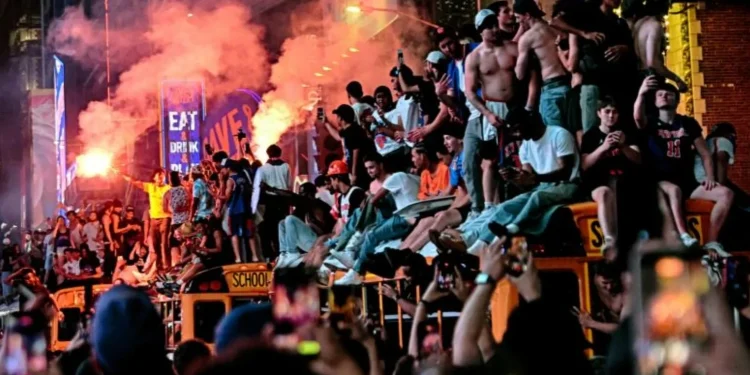 Caos en Nueva York tras la consagración de los Knicks: destrozos, incendios y detenciones