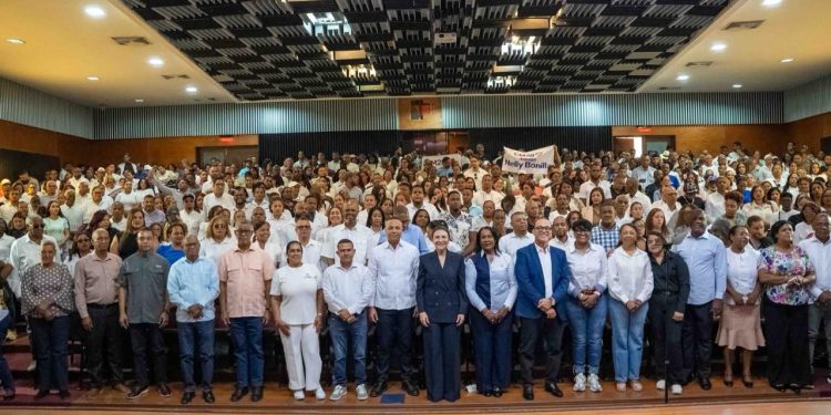 Seis años sin resolver el concurso docente, pero 1,500 maestros listos para el Comando C28 Carolina continúa fortaleciendo su proyecto presidencial con juramentación del Comando Nacional Magisterial C28
