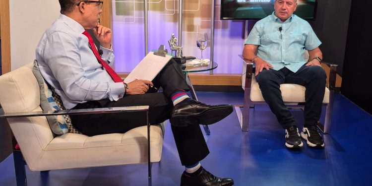 César Fernández; ”El gobierno PRM quiere dividir FP por estar puntera; es plan perverso; minimiza renuncias”; cuestionó Reforma