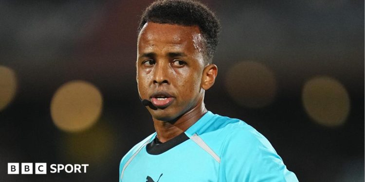 Mundial 2026: la FIFA pagará el importe total del torneo al árbitro somalí Copa del Mundo 2026: el árbitro somalí Omar Artan se perderá el torneo después de que se le prohibió ingresar a EE. UU.